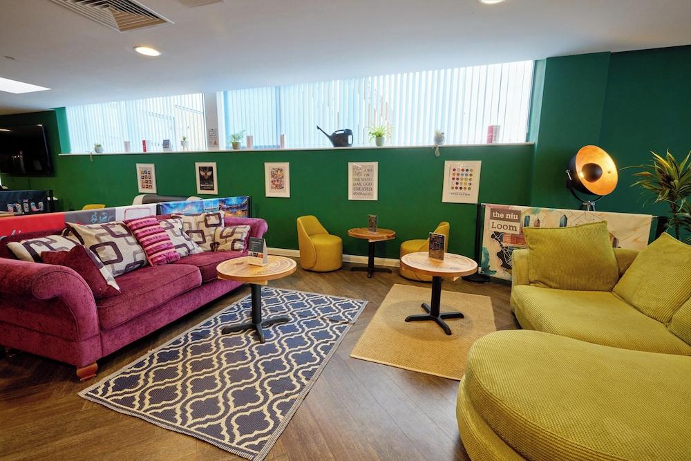 هوليداي إنن ا ت اإن يو،ي لوم مانتشيستر نواروث، آن آي آيتش جي هوتل