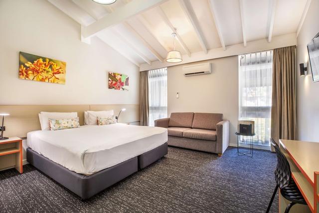 نايتكاب آت ذا رانش هوتل