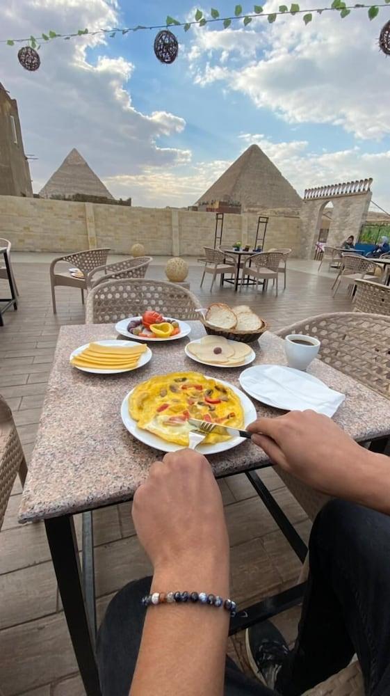 نزل بيراميدز هايت إن