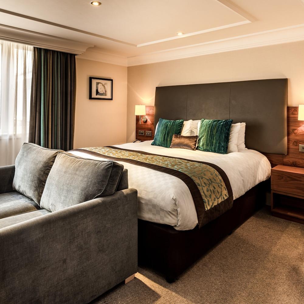 ذا ماربل آرش هوتل، باي ثيسل